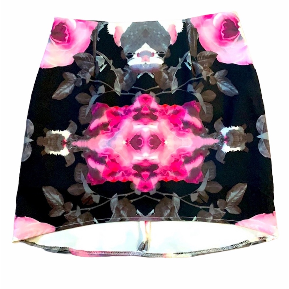 L’atiste by Amy Black & Pink Floral Mini Skirt